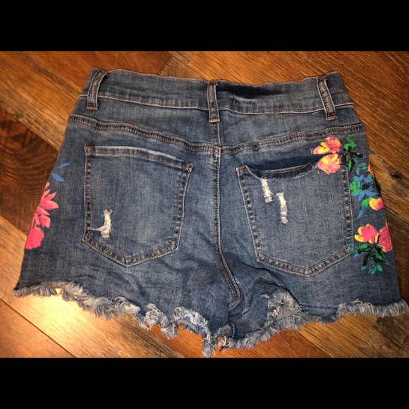 Floral Denim Shorts - Picture 2 of 3